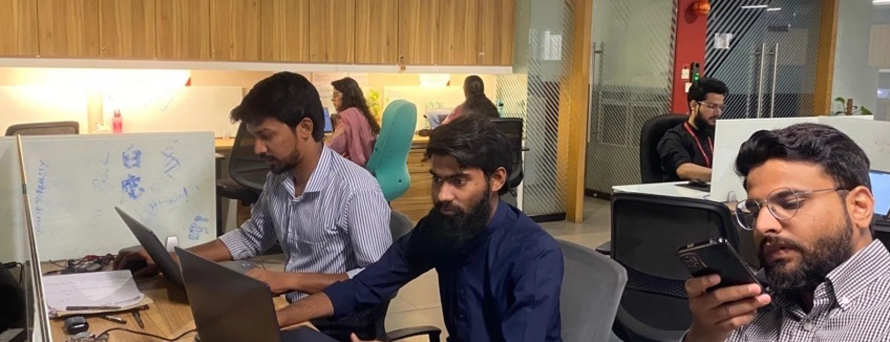パキスタンで働くエンジニアたちの写真